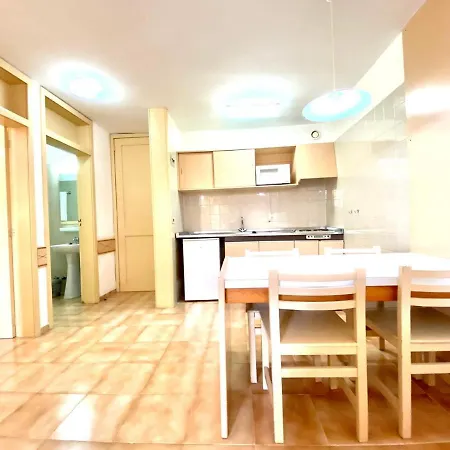 Apartamento Con 1 Y Vistas Al Piscina, En Apartment *